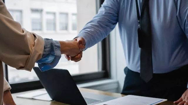 Deux personnes se serrant la main