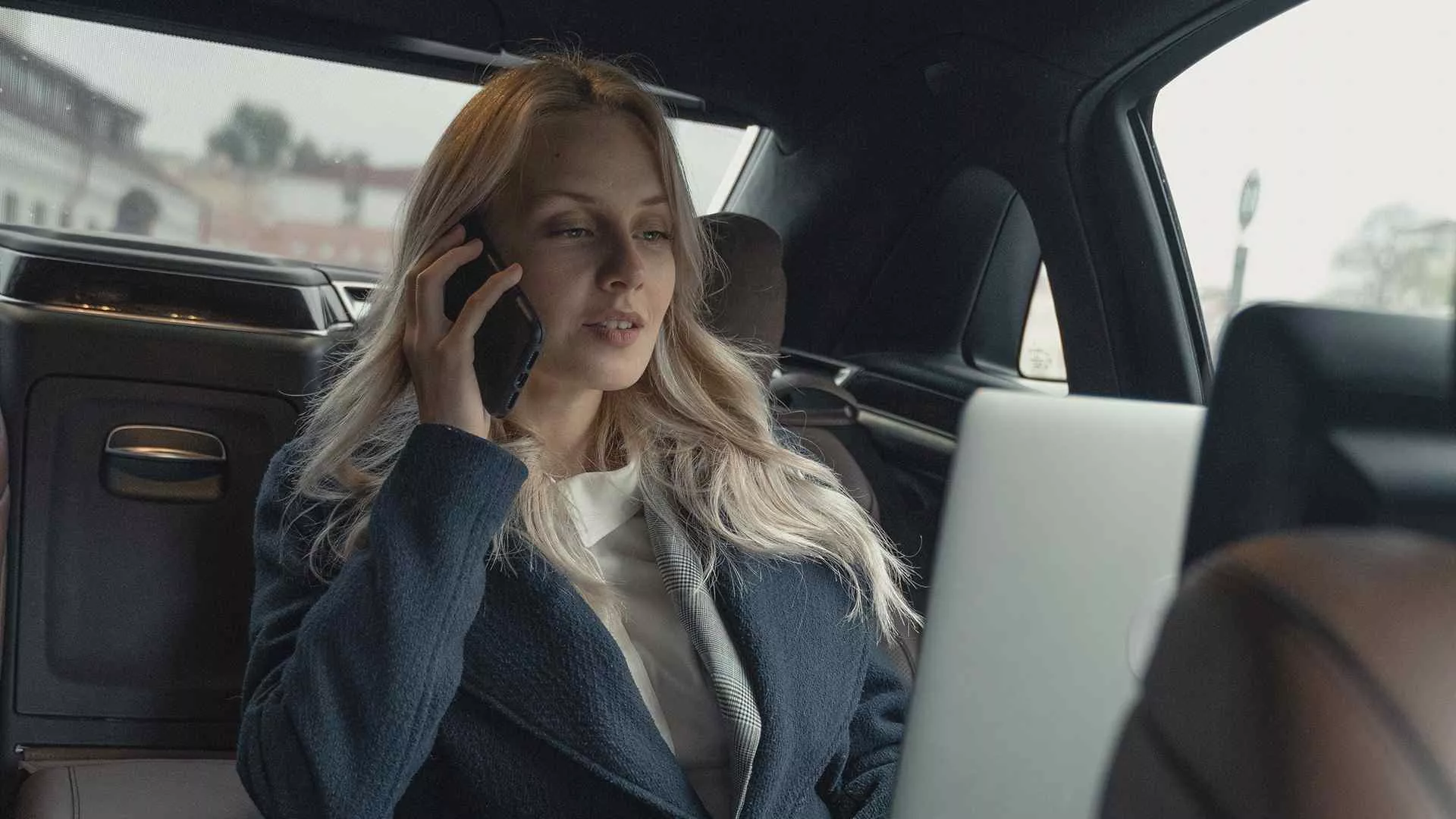 Une personne faisant plusieurs tâches en même temps